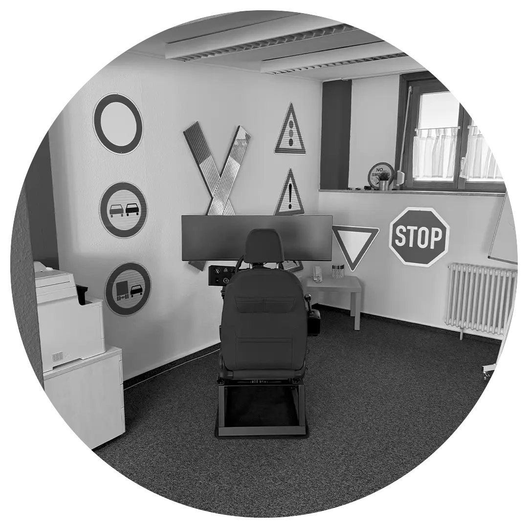 Moderner Fahrsimulator in der Fahrschule Garke in Enztal-Calmbach.