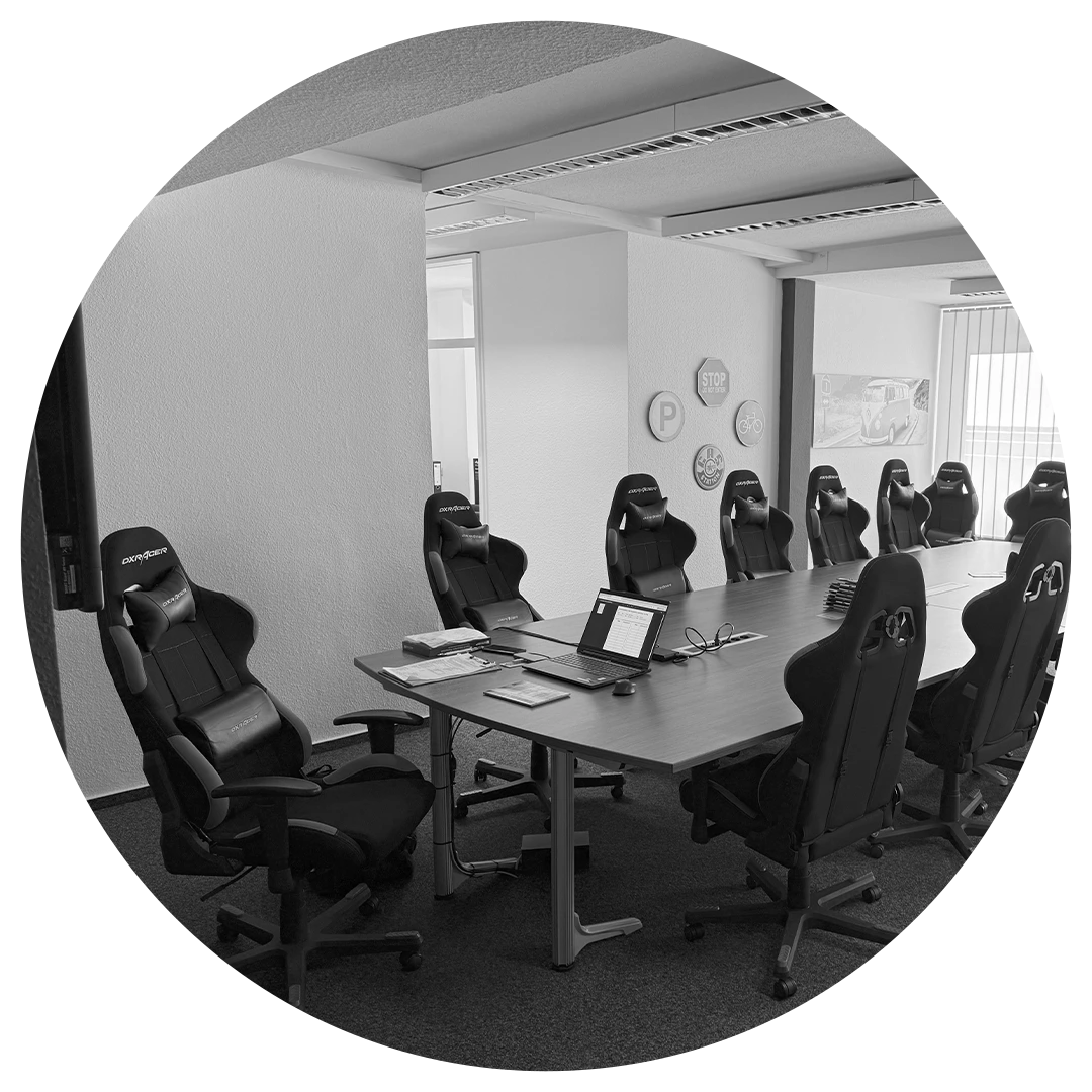 Heller, modern ausgestatteter Unterrichtsraum der Fahrschule Garke in Enztal-Calmbach.