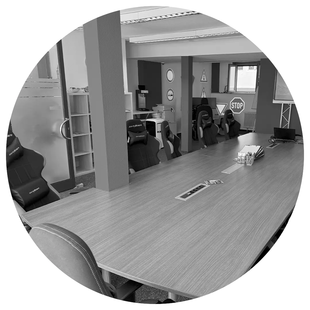 Fahrschüler im modernen Theorieunterricht der Fahrschule Garke in Enztal-Calmbach.