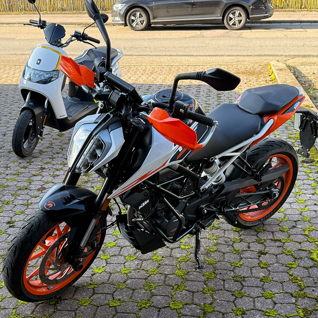 Sportliche KTM 125 Duke A1-Fahrschulmaschine der Fahrschule Garke.