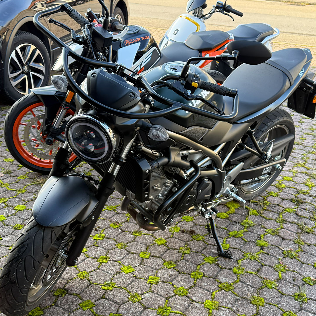 Suzuki SV 650 A-Fahrschulmotorrad der Fahrschule Garke in Enztal-Calmbach.