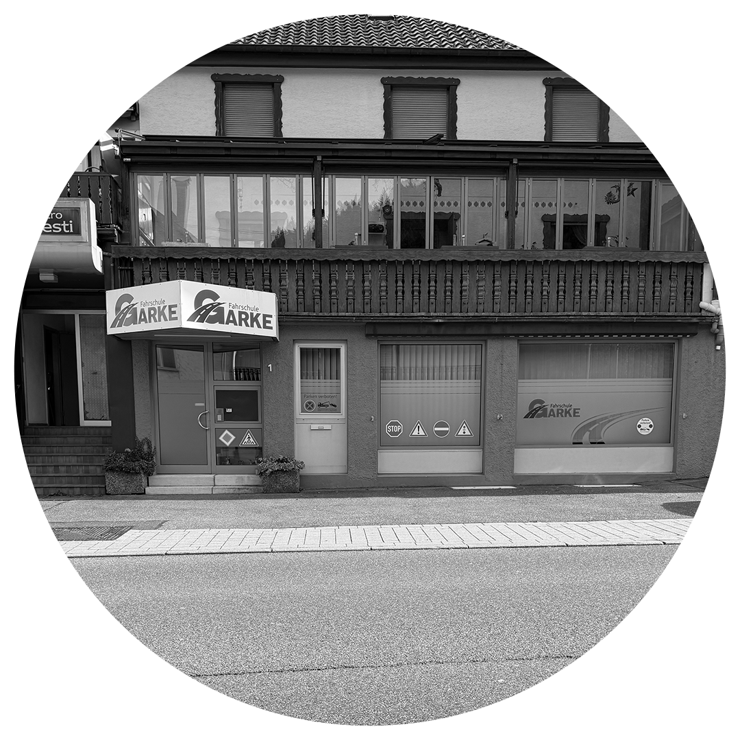 Außenansicht der Fahrschule Garke in Enztal-Calmbach mit Eingang und Beschilderung